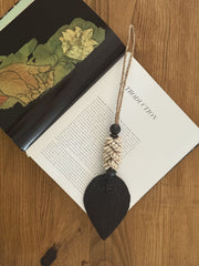 Embrasse conchiglie e foglia nera