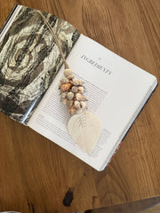 Embrasse conchiglie e foglia bianca