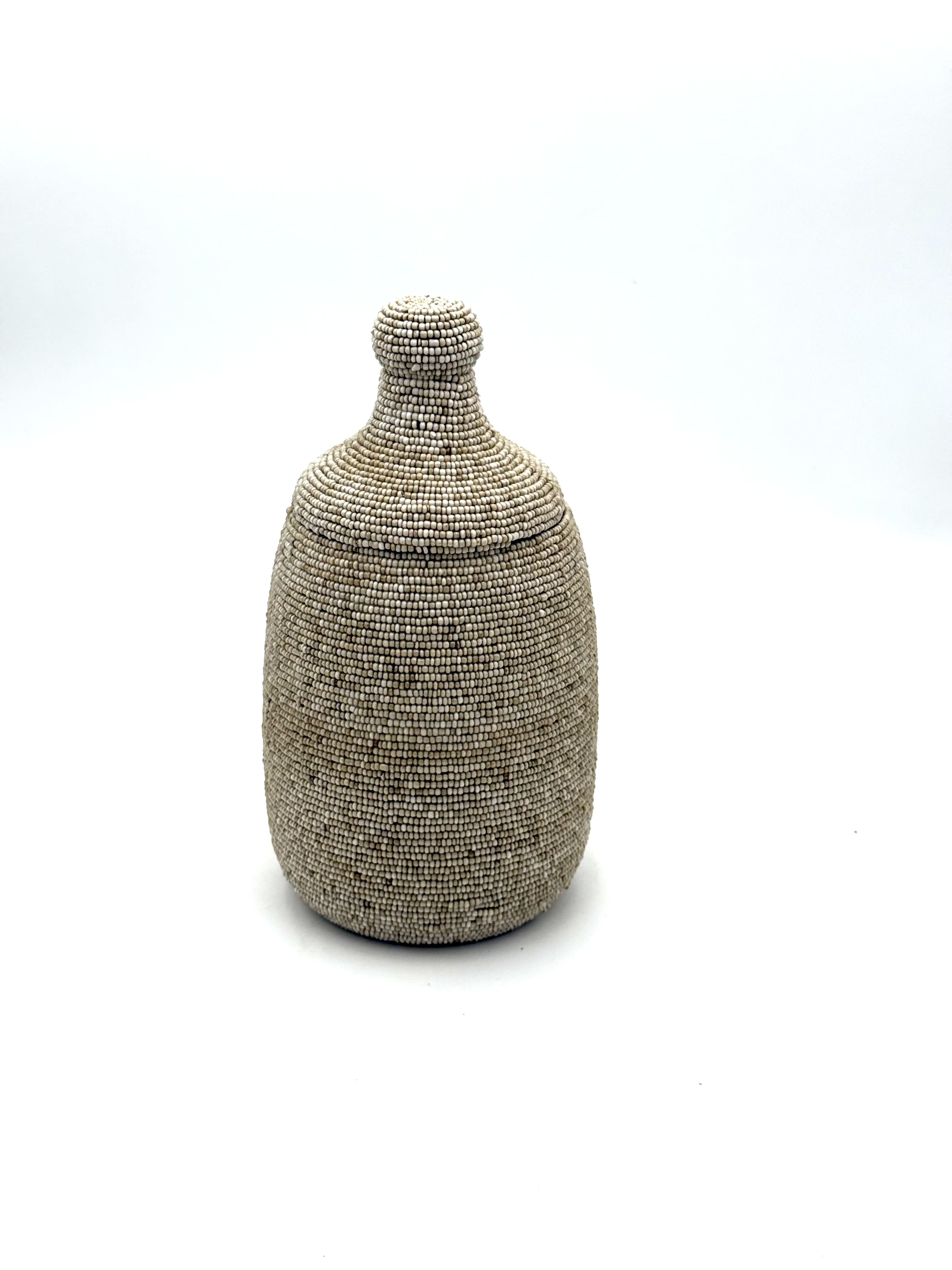 Contenitori in bambù ricoperti di perline