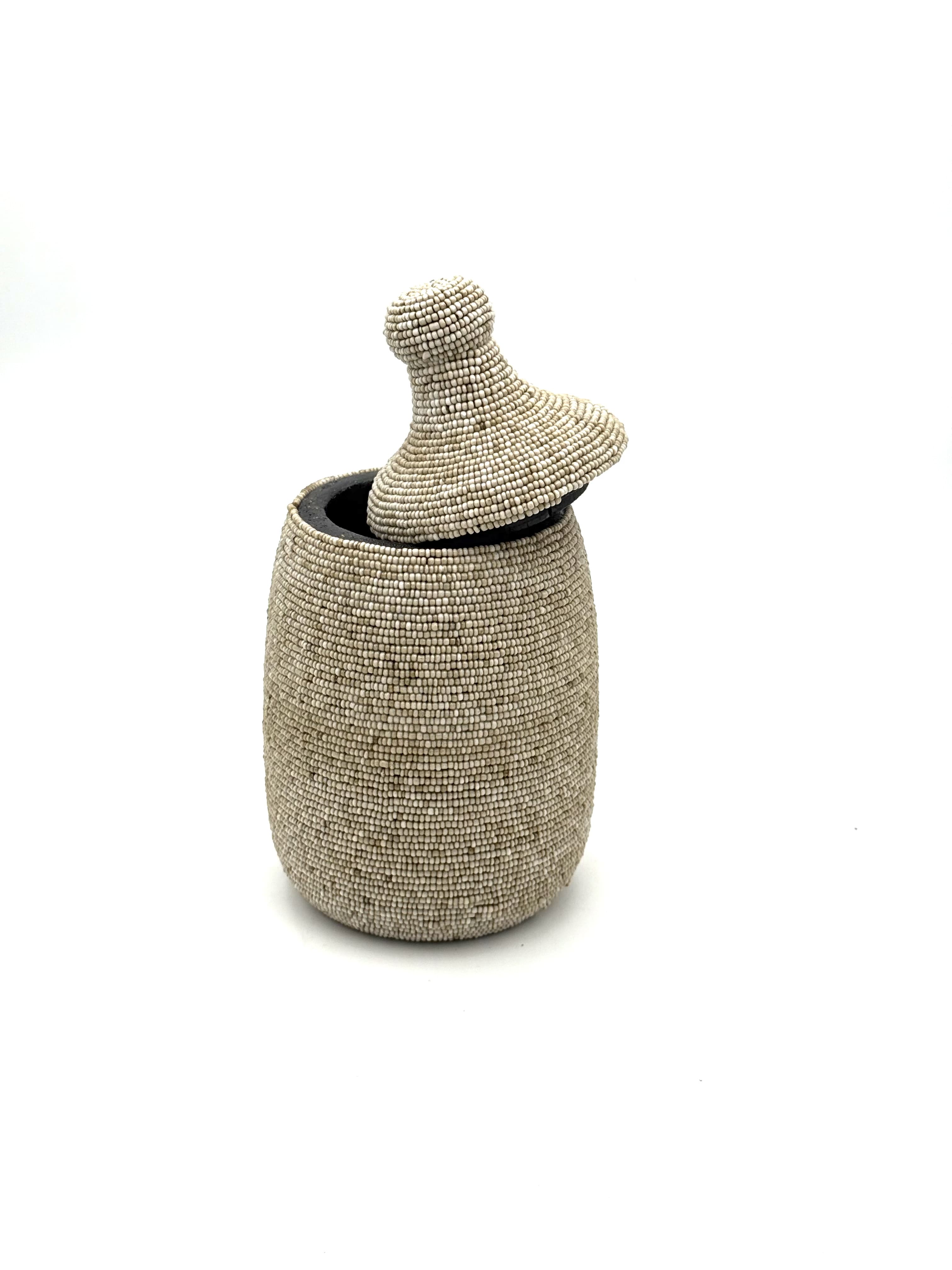 Contenitori in bambù ricoperti di perline