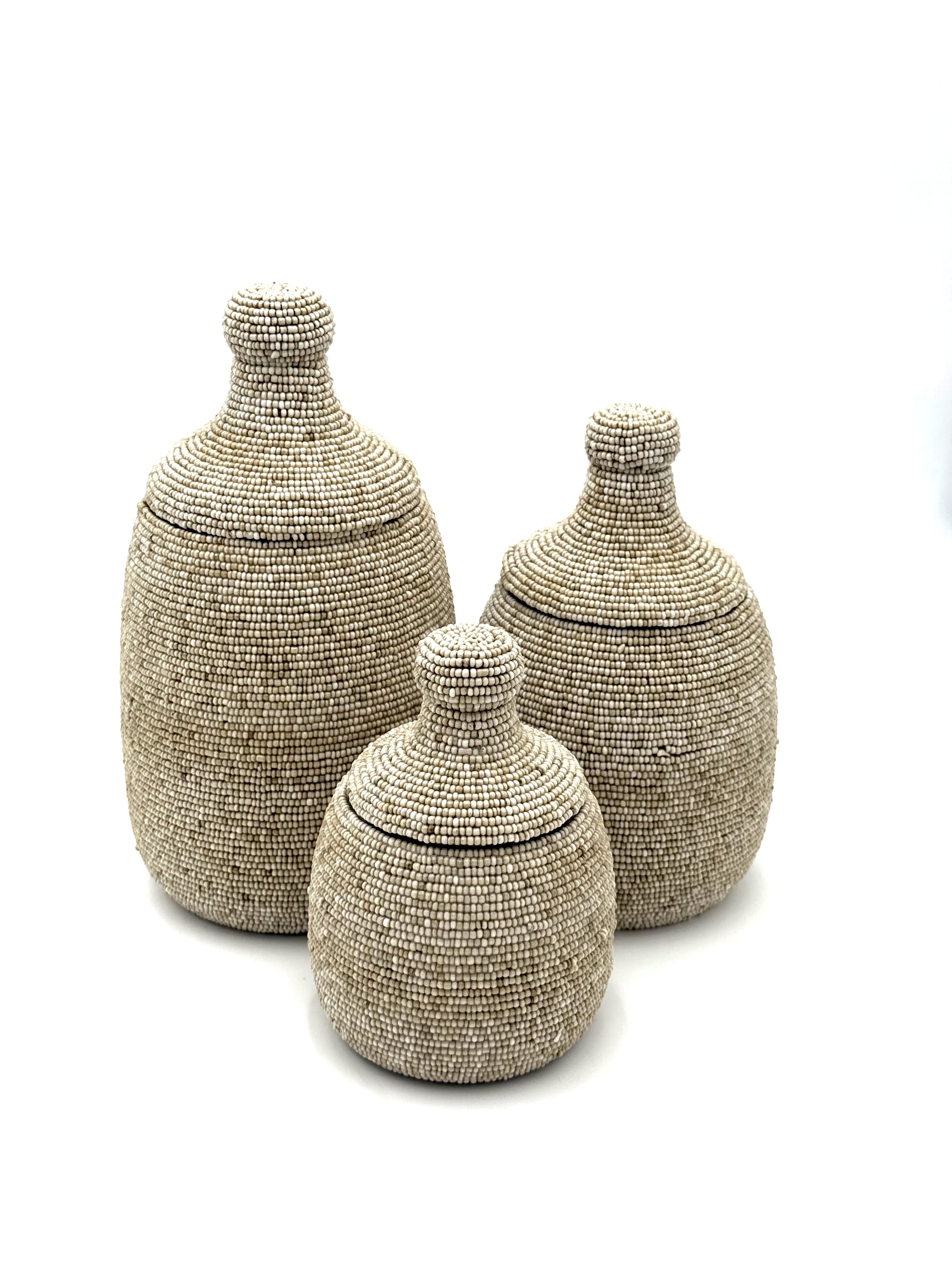 Contenitori in bambù ricoperti di perline