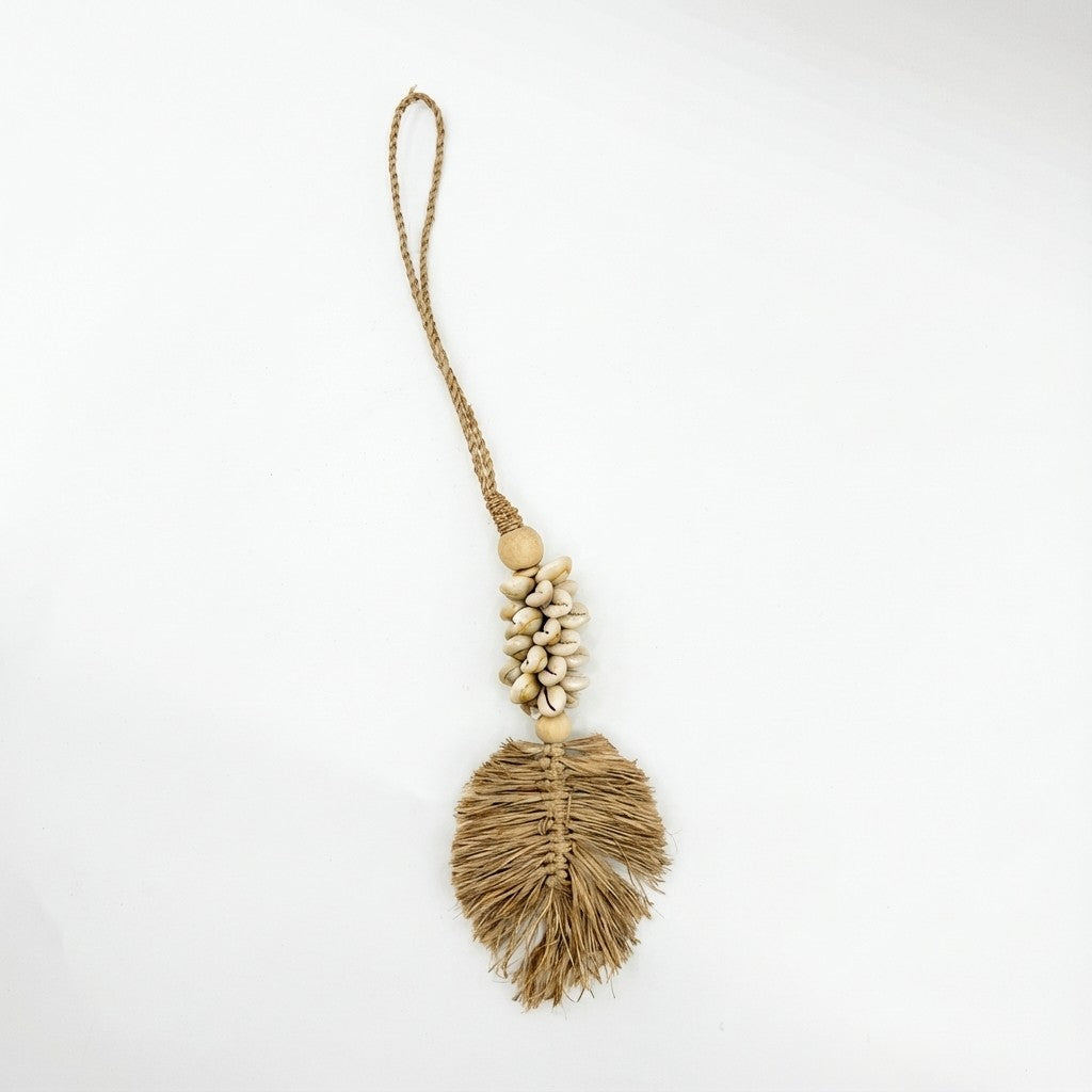 Embrasse conchiglie e foglia rafia